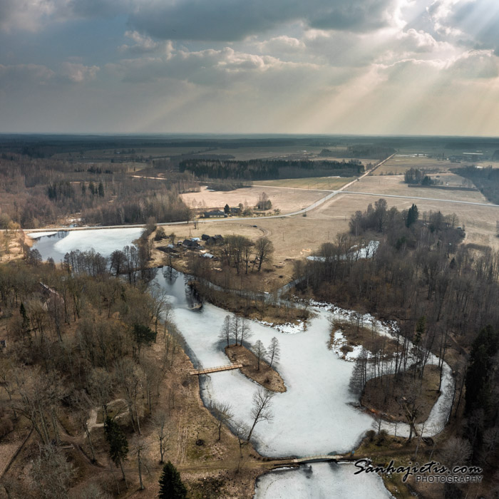 Zasas muižas parks agrā pavasarī