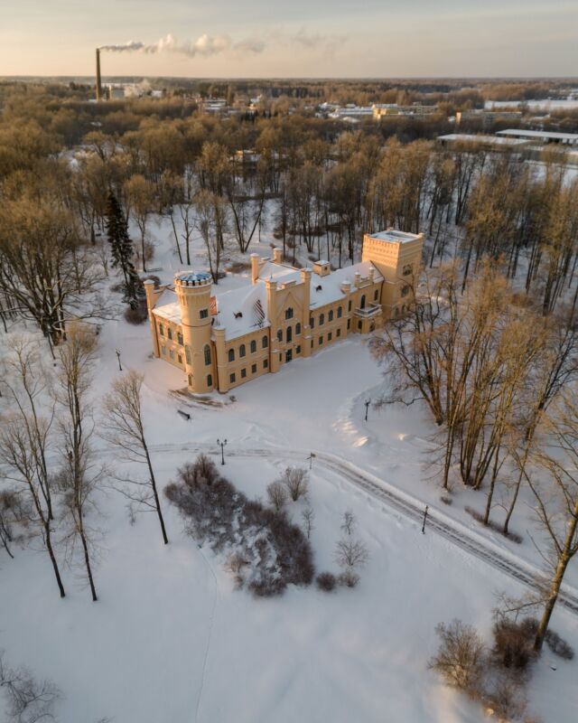 Preiļu pils rīta spalgonī. @visitpreili 

www.sanhajietis.com

#Preili #Prelupils #Ziema #sanhajietis #dji