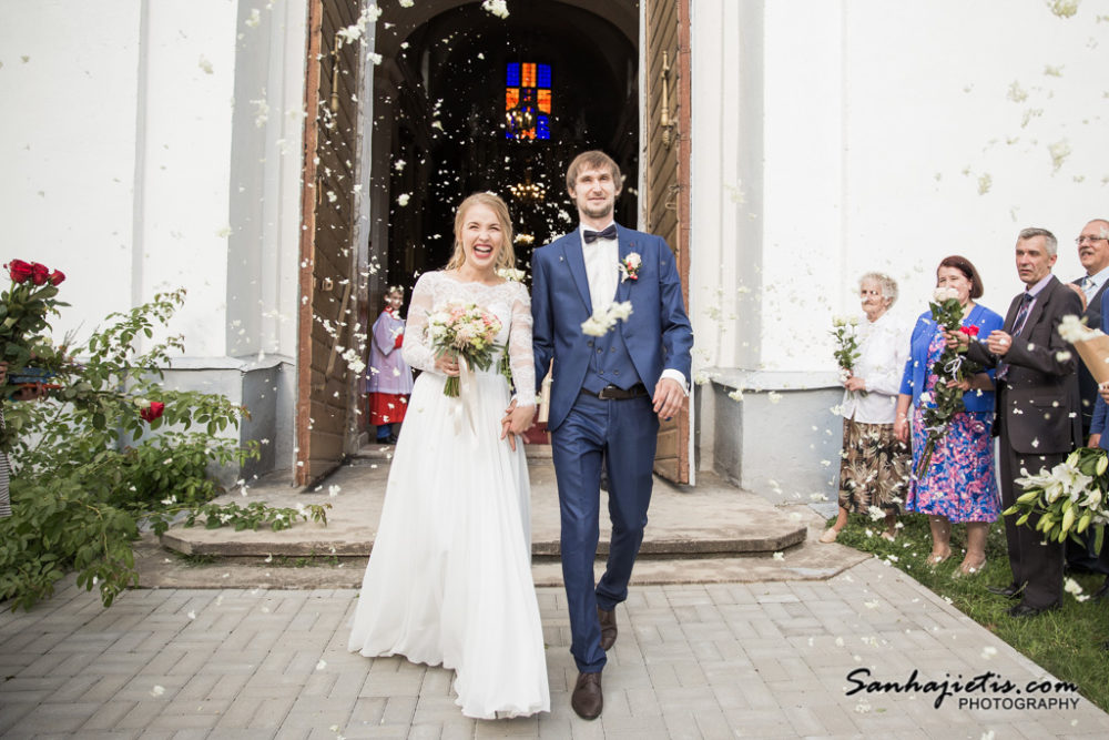 Jaunais pāris izejot no Dagdas baznīcas